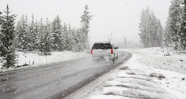 Winterliche Straßenverhältnisse: Technologische Hilfsmittel versus Fahrerkompetenz